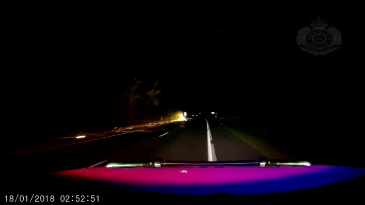 Người đàn ông Australia lái xe bốc cháy suốt 20 km trên phố khuya