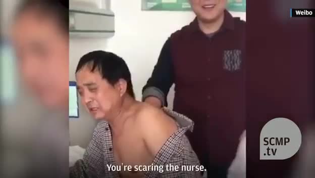 Người đàn ông liên tục la hét như trẻ con khi bác sĩ chuẩn bị tiêm