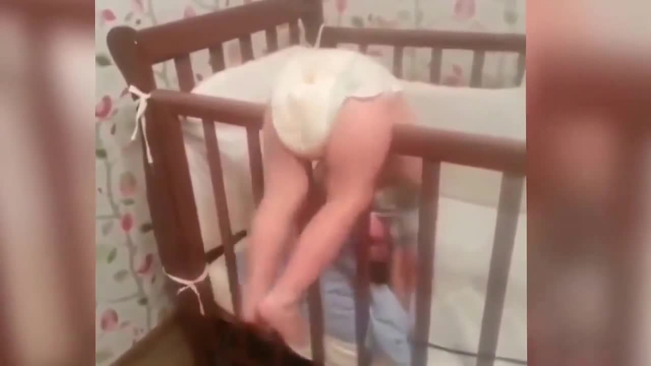 Cách một em bé trèo ra khỏi cũi trẻ em 