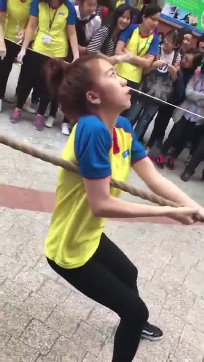 Cô gái chơi kéo co có gương mặt biểu cảm nhất mọi thời đại