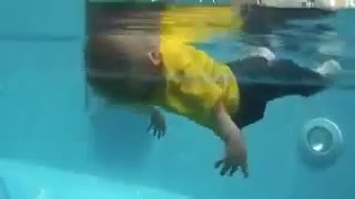 Em bé ngã vào bể bơi và cái kết