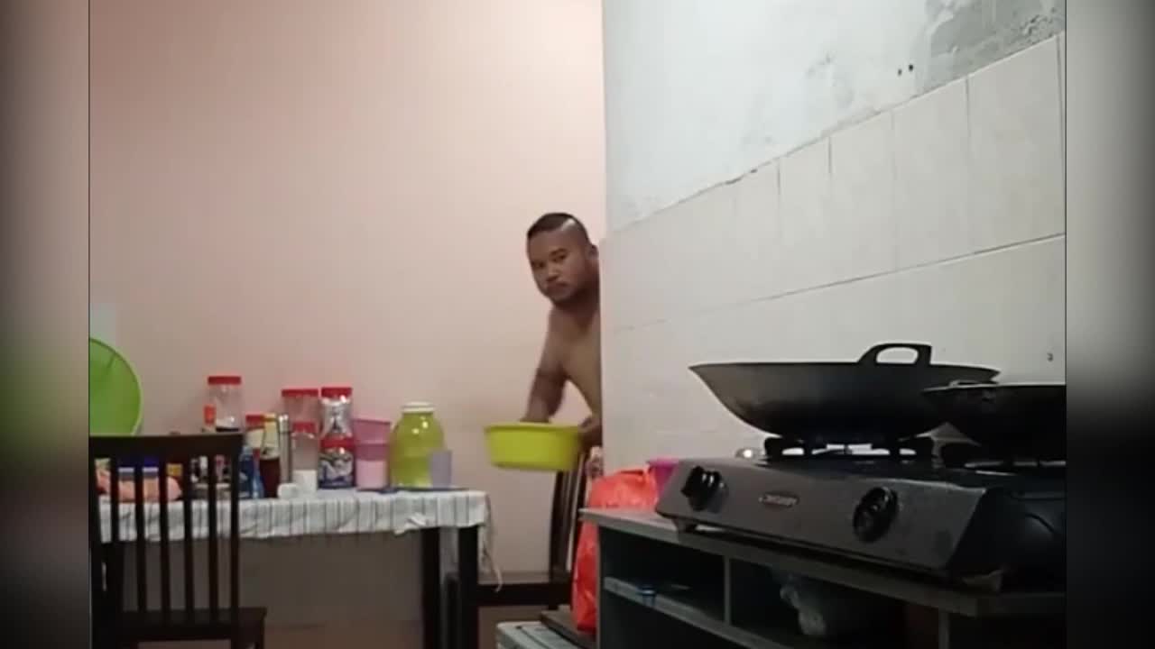 Nỗi khổ của đàn ông khi rán cá