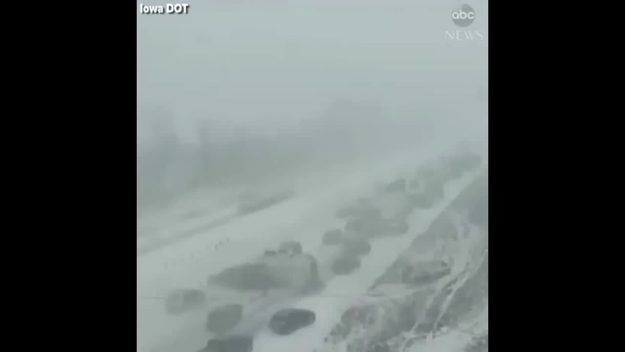 Bão tuyết khiến ôtô đâm nhau liên hoàn trên cao tốc Mỹ