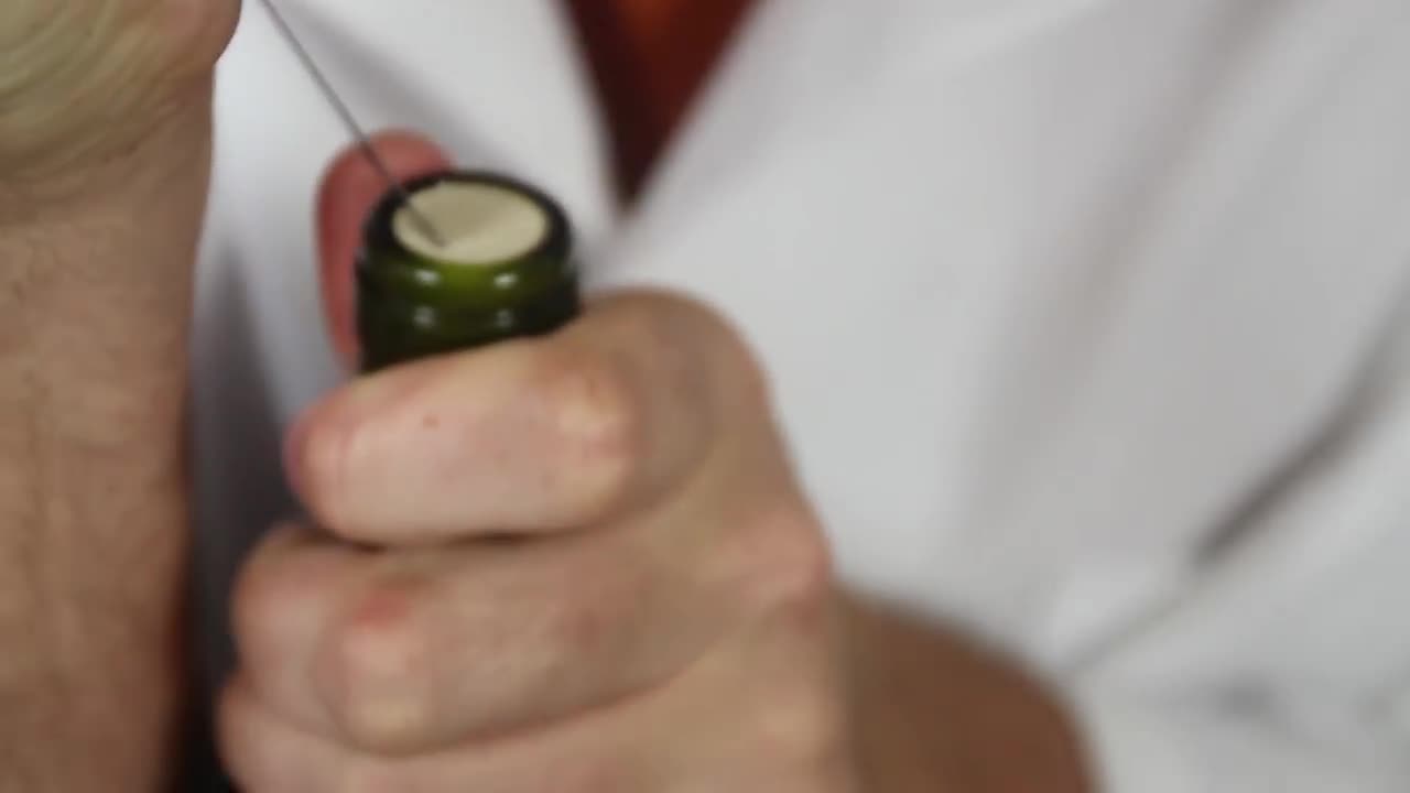 Mở nút chai bằng dao