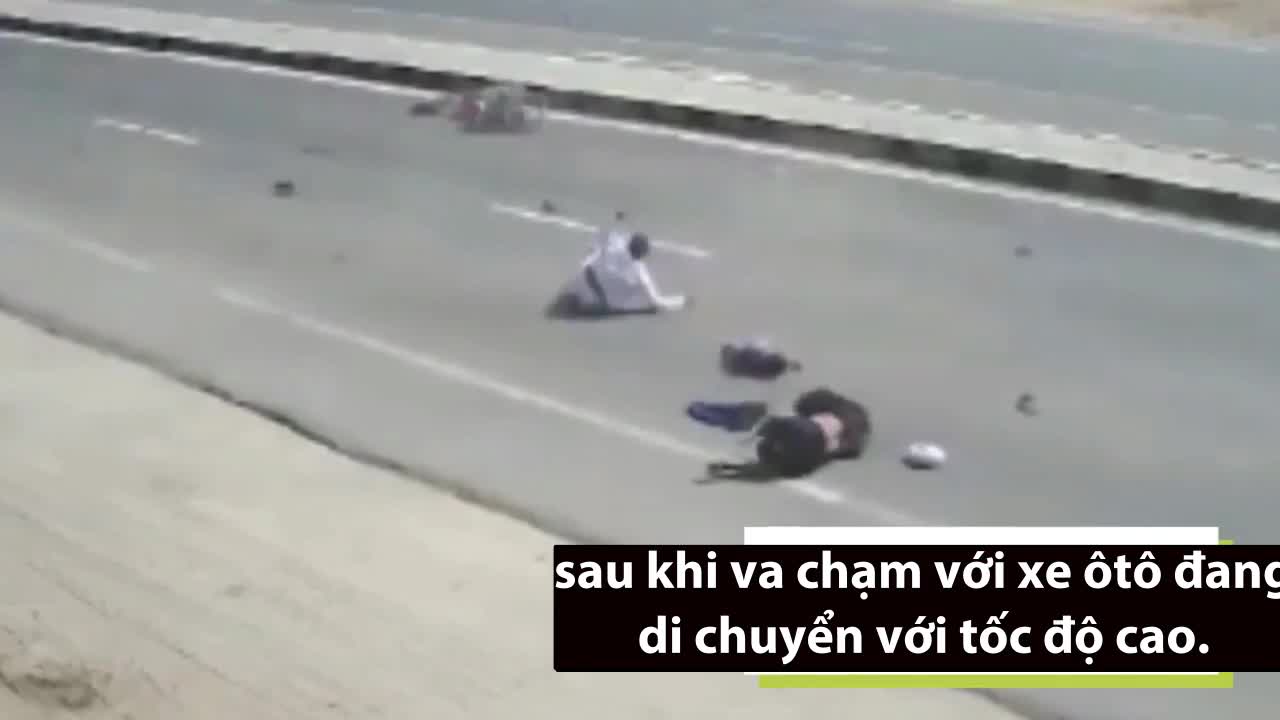 Gia đình Ấn Độ sống sót sau cú đâm tan xe máy trên quốc lộ