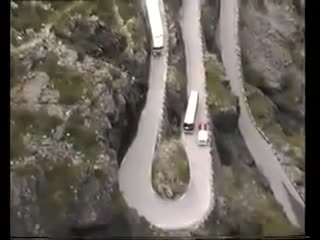 Hai xe tránh nhau trên đoạn đường đèo siêu khó