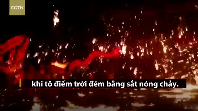Nghệ nhân Trung Quốc múa rồng đón năm mới trong mưa kim loại nóng chảy