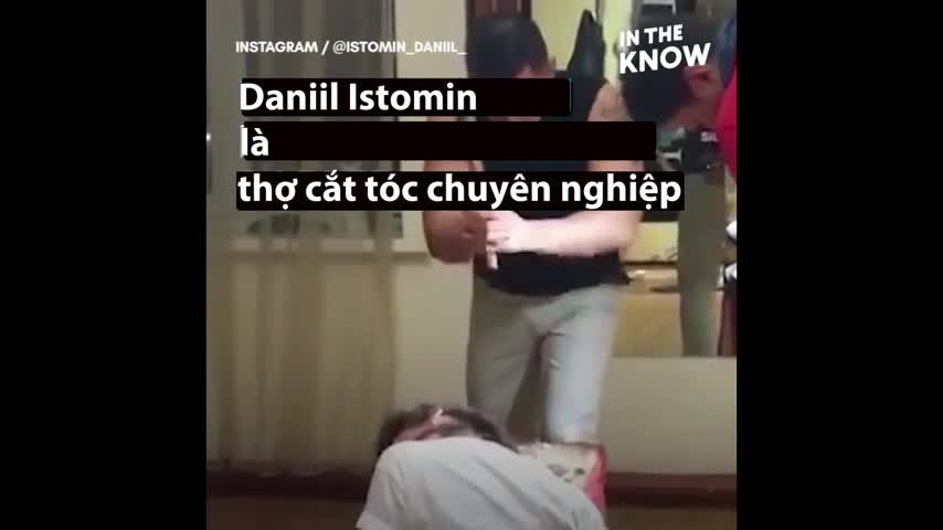 Phụ nữ Nga xếp hàng để được chặt tóc bằng rìu
