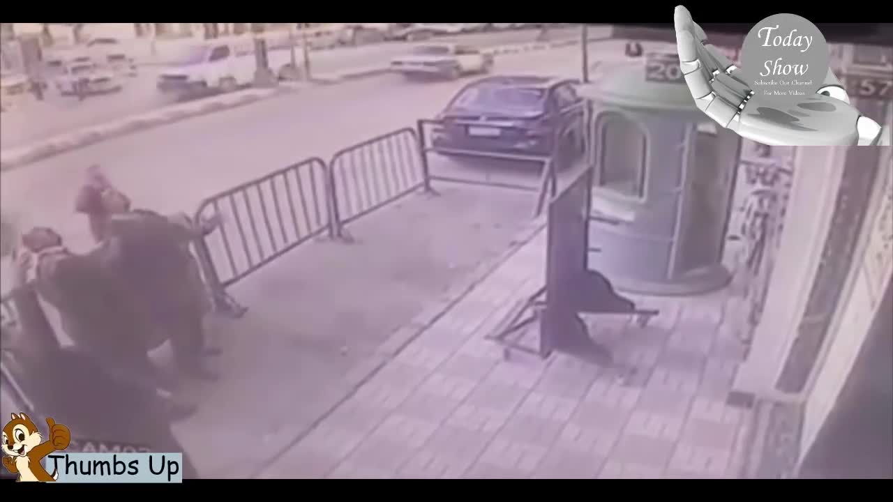 Em bé rơi từ tầng 3 thoát chết nhờ màn đỡ người chuẩn xác