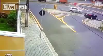 Bị xe máy đâm trúng, ô tô lật ngửa giữa đường