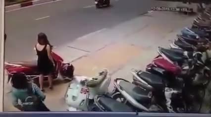 Cướp giật giỏ xách kéo lê cả người dưới đất