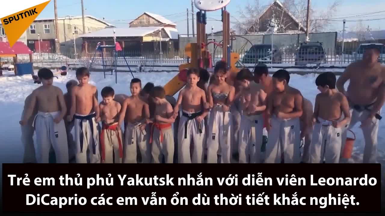 Trẻ em cởi trần dội nước ở thành phố lạnh nhất thế giới