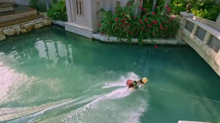 Chàng trai Mỹ xoay 540 độ trên ván lướt đại náo kênh Dubai