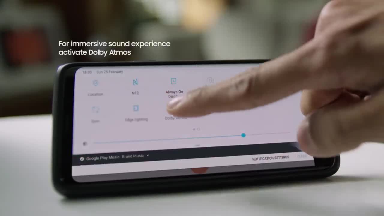Công nghệ loa stereo tiên tiến với sự hỗ trợ của hãng âm thanh AKG và Dolby Atmos