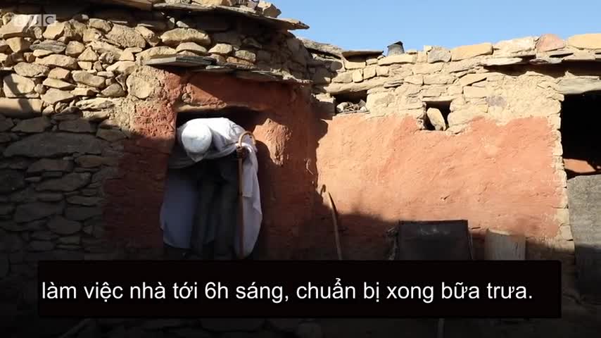 Linh mục Ethiopia leo vách đá dựng đứng tới nhà thờ mỗi ngày