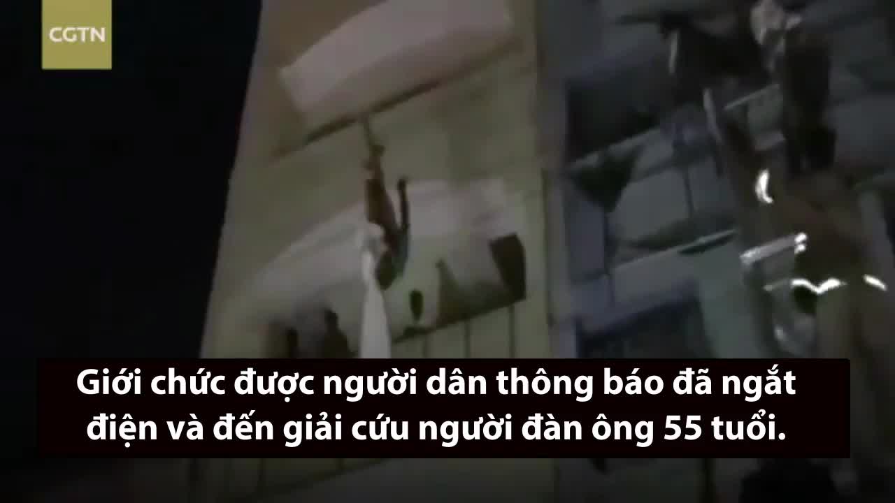 Người đàn ông Ấn Độ đu dây điện để trốn vợ con