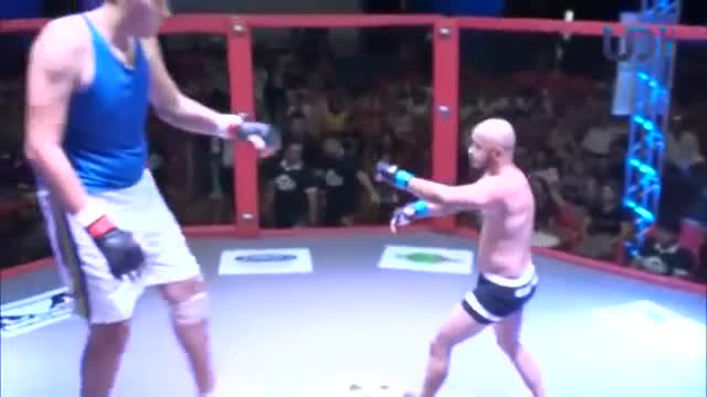 Trận đấu giữa võ sĩ cao nhất lịch sử MMA và tay đấm kém 77 cm