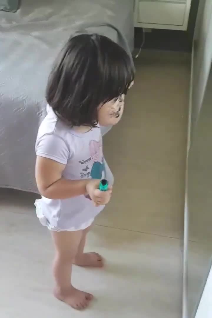 Con trang điểm có đẹp không vậy