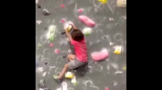Cười ngất với thần thái trong phòng tập của bé yêu