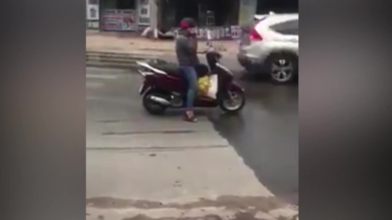 Người đẹp 'hồn nhiên' dừng xe giữa đường nghe điện thoại