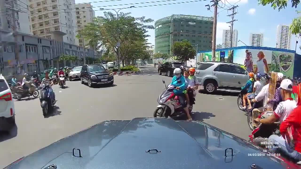 Được nhường đường giữa trưa nắng, 3 mẹ con cúi đầu cảm ơn tài xế