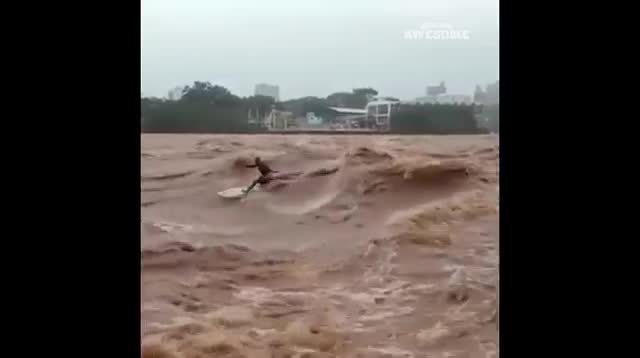 Để thỏa mãn đam mê thanh niên bất chấp cả ... lũ lụt