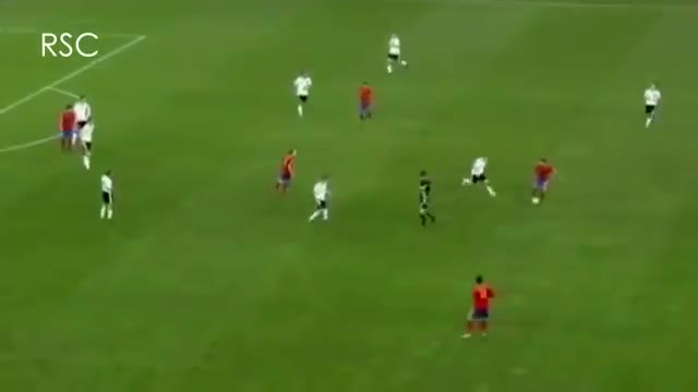 Xavi và cú xoay com pa đã thành thương hiệu