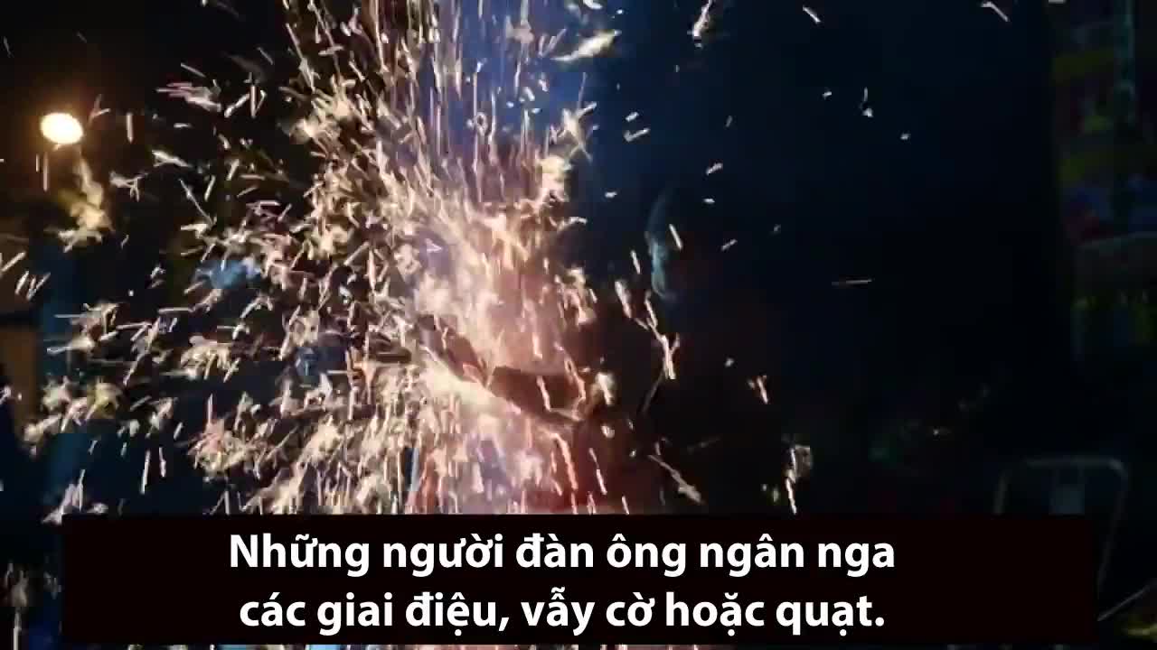 Dân làng Trung Quốc tắm pháo sáng để đón năm mới