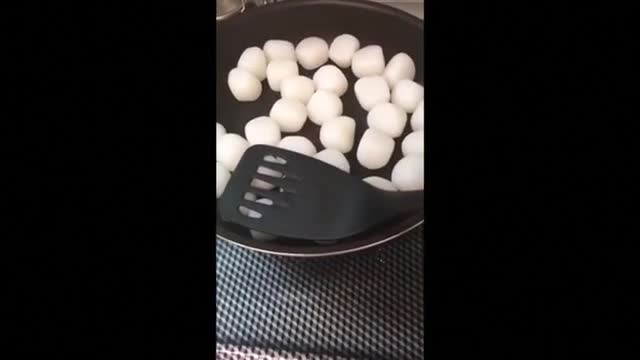 Món ăn Nhật Bản 'khóc thét' khi nấu trên chảo