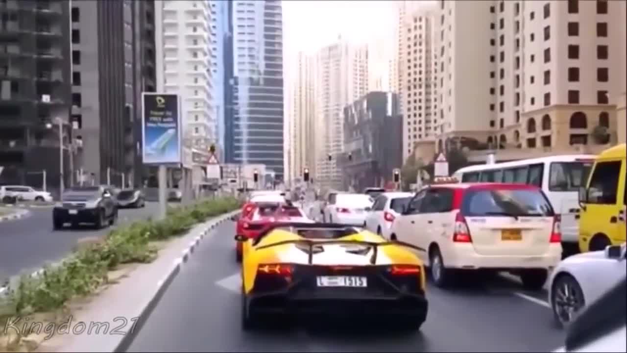 Những màn drift thảm họa với siêu xe