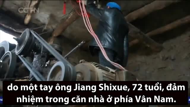 Người đàn ông Trung Quốc lái lồng sắt đưa người qua vực sâu 270 m