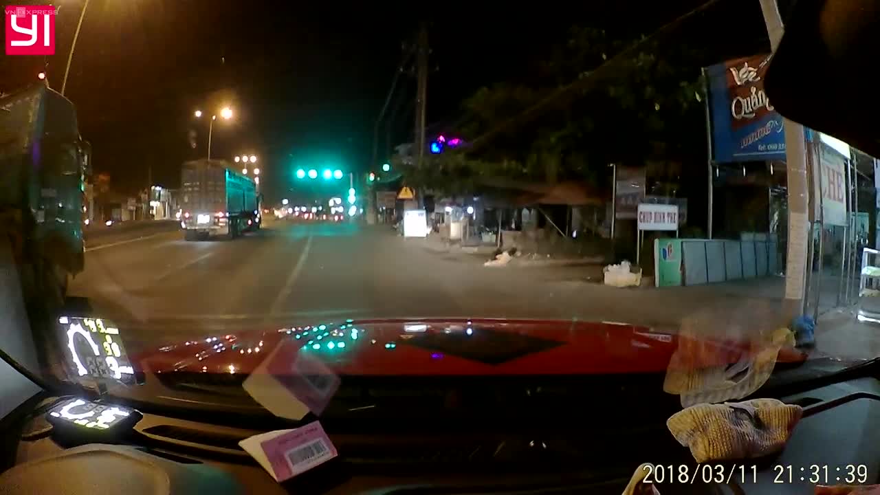 Thanh niên say rượu tông xe tải, ngã ngay trước ôtô