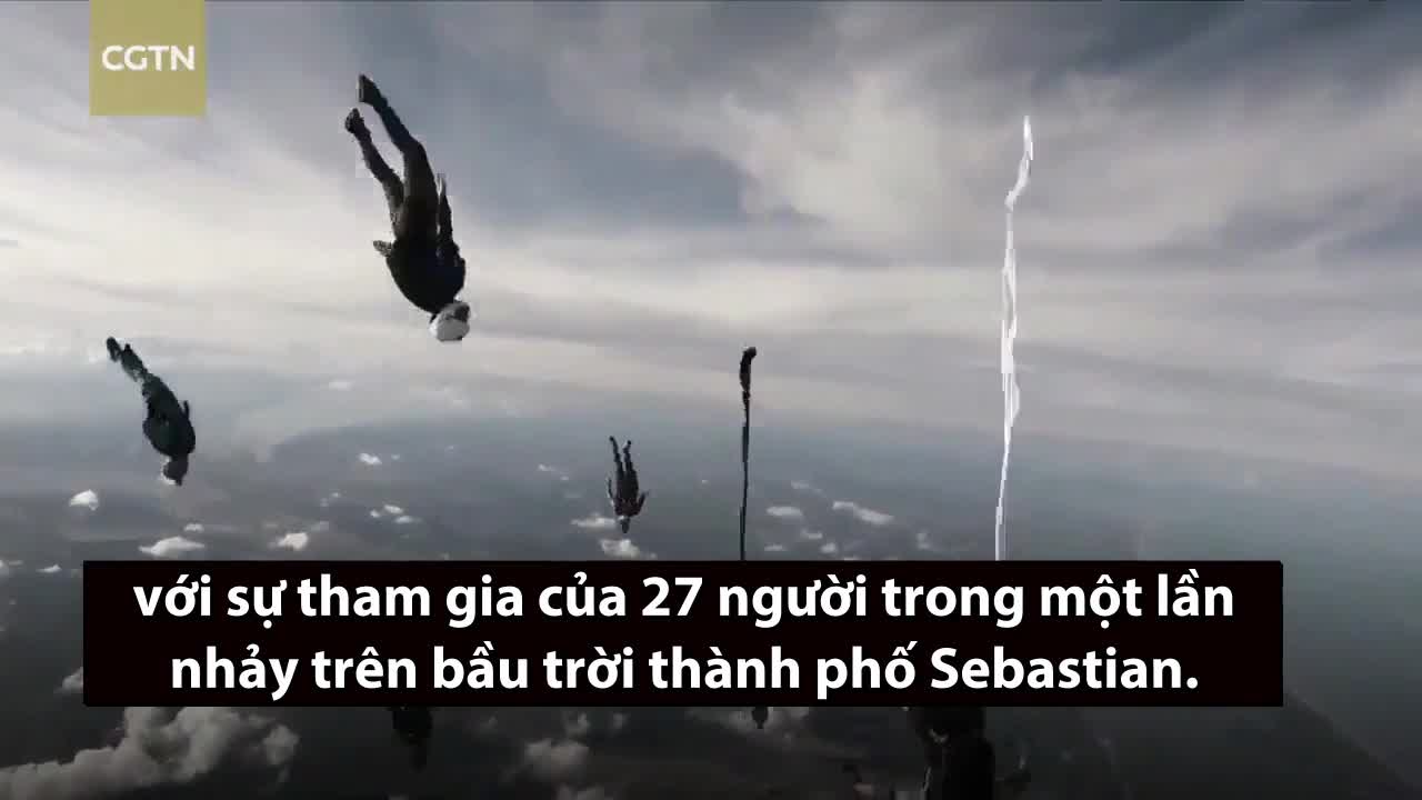 27 phụ nữ Mỹ lao khỏi máy bay lập kỷ lục nhảy dù thế giới
