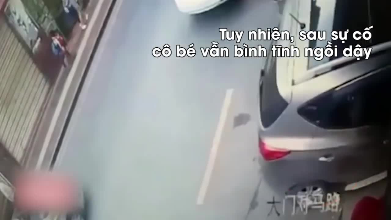 Bé gái 'siêu nhân' bị xe hơi cán ngang người vẫn tỉnh bơ đứng dậy và bỏ đi
