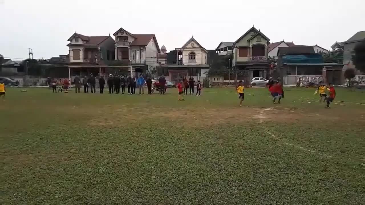 Cầu thủ nhí Hà Tĩnh đi bóng như... Messi