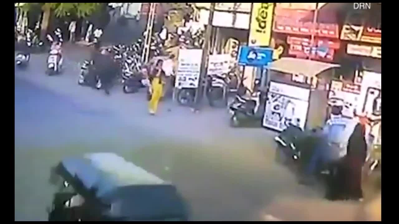 Người phụ nữ Ấn Độ bị bò đực húc văng trên phố