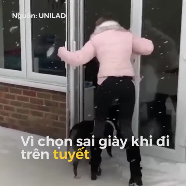 Cô gái mang giày đi tuyết không đúng cách