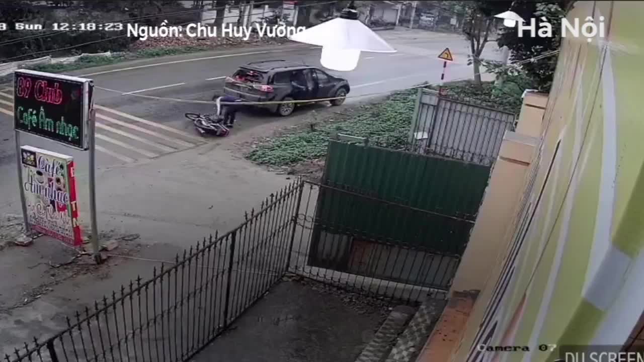 Thanh niên húc đầu xuyên kính ô tô rồi đứng dậy như một vị thần