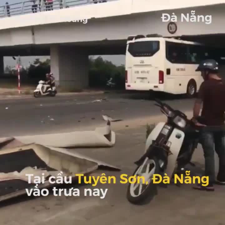 Xe khách mắc kẹt dưới cầu vượt tại Đà Nẵng