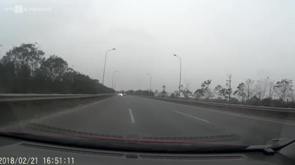 Ôtô chạy ngược chiều trên cao tốc