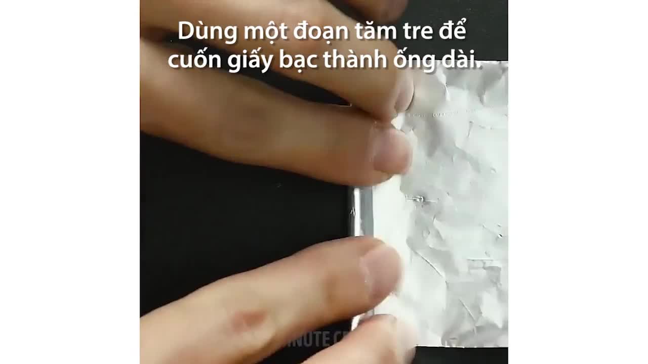 Thí nghiệm làm tên lửa mini từ diêm và giấy bạc