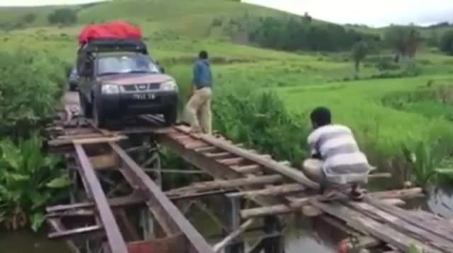 Thót tim xem tài xế băng qua cây cầu gỗ mong manh