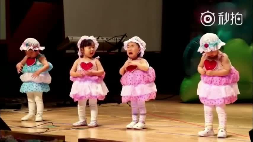 Bé gái vừa múa vừa khóc nức nở khiến người xem bật cười