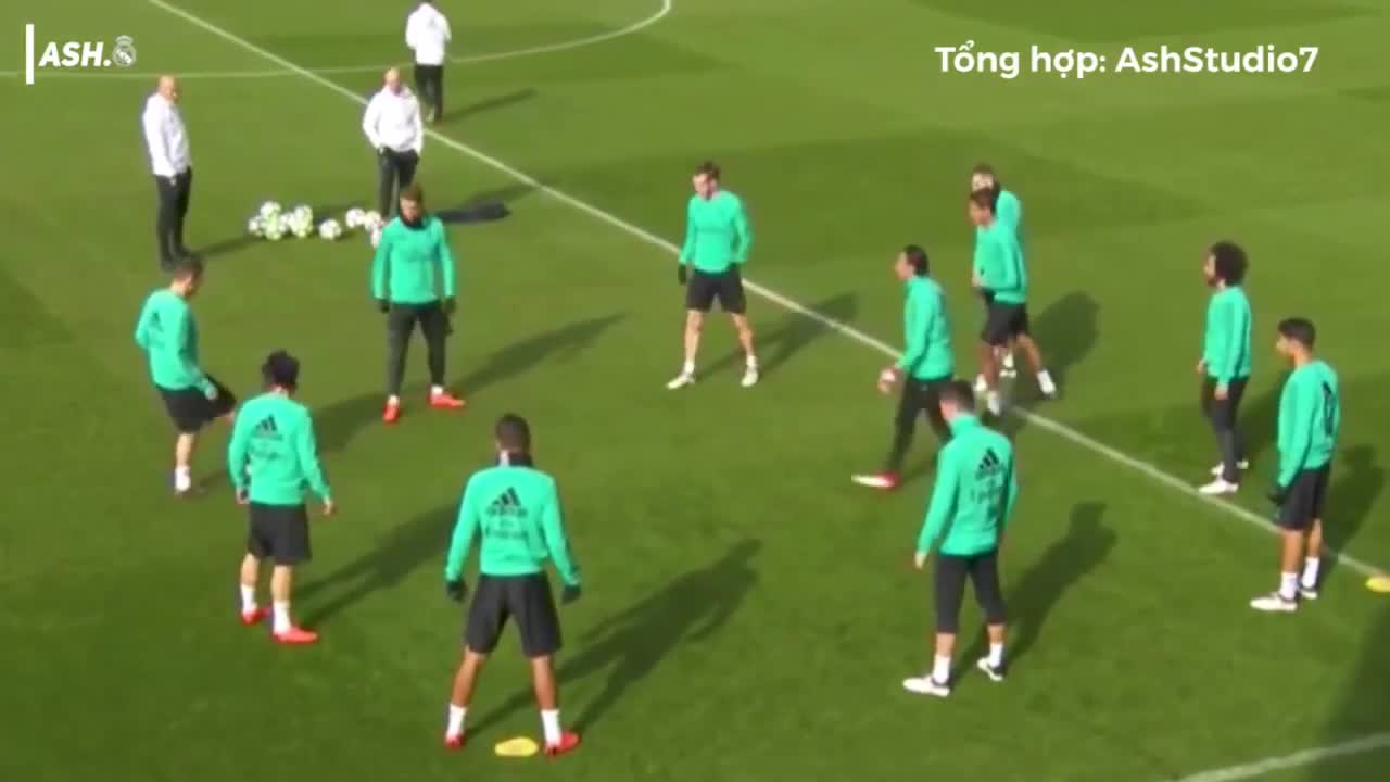 C Ronaldo biểu diễn kỹ thuật khiến đồng đội 'lác mắt' trên sân tập