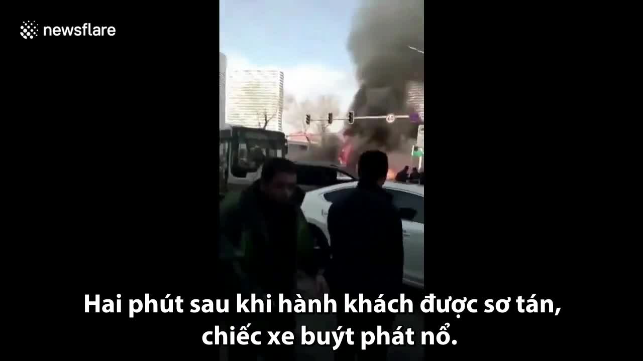 Hành khách Trung Quốc giẫm đạp nhau chạy khỏi xe buýt bốc cháy