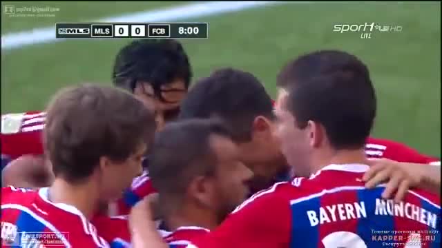 Siêu phẩm từ ngoài vòng cấm của Lewandowski