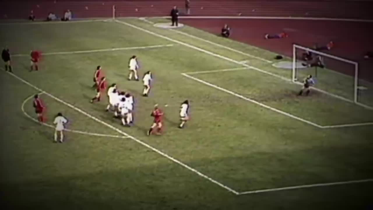 Siêu phẩm sút phạt của 'hoàng đế' Beckenbauer