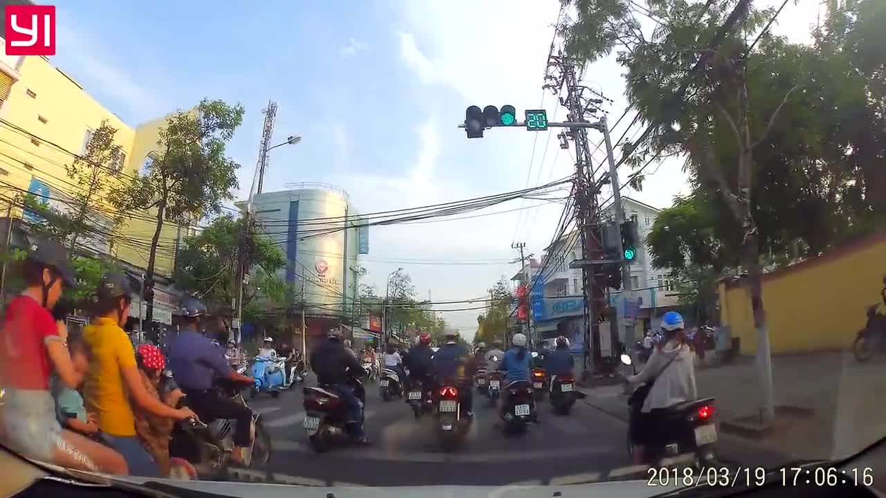 4 người trên một xe máy suýt bỏ mạng vì tạt đầu ôtô