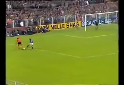 Johan Cruyff là người đầu tiên thực hiện cú xoay người này