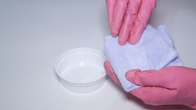 Lau sạch hóa chất bằng vải mềm hoặc bông gòn